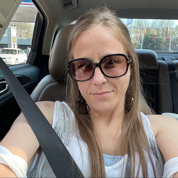 Meet Your Posher! Hello, I’m Tiffany! - Picture 3 of 13